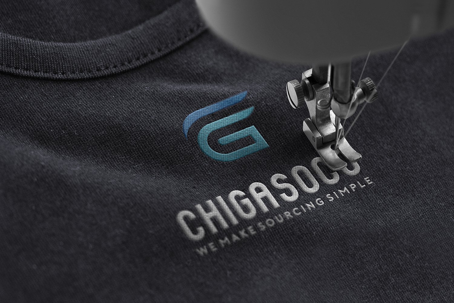 Áo đội ngũ Chigasoco thêu logo, ảnh cận cảnh trên nền vải tối