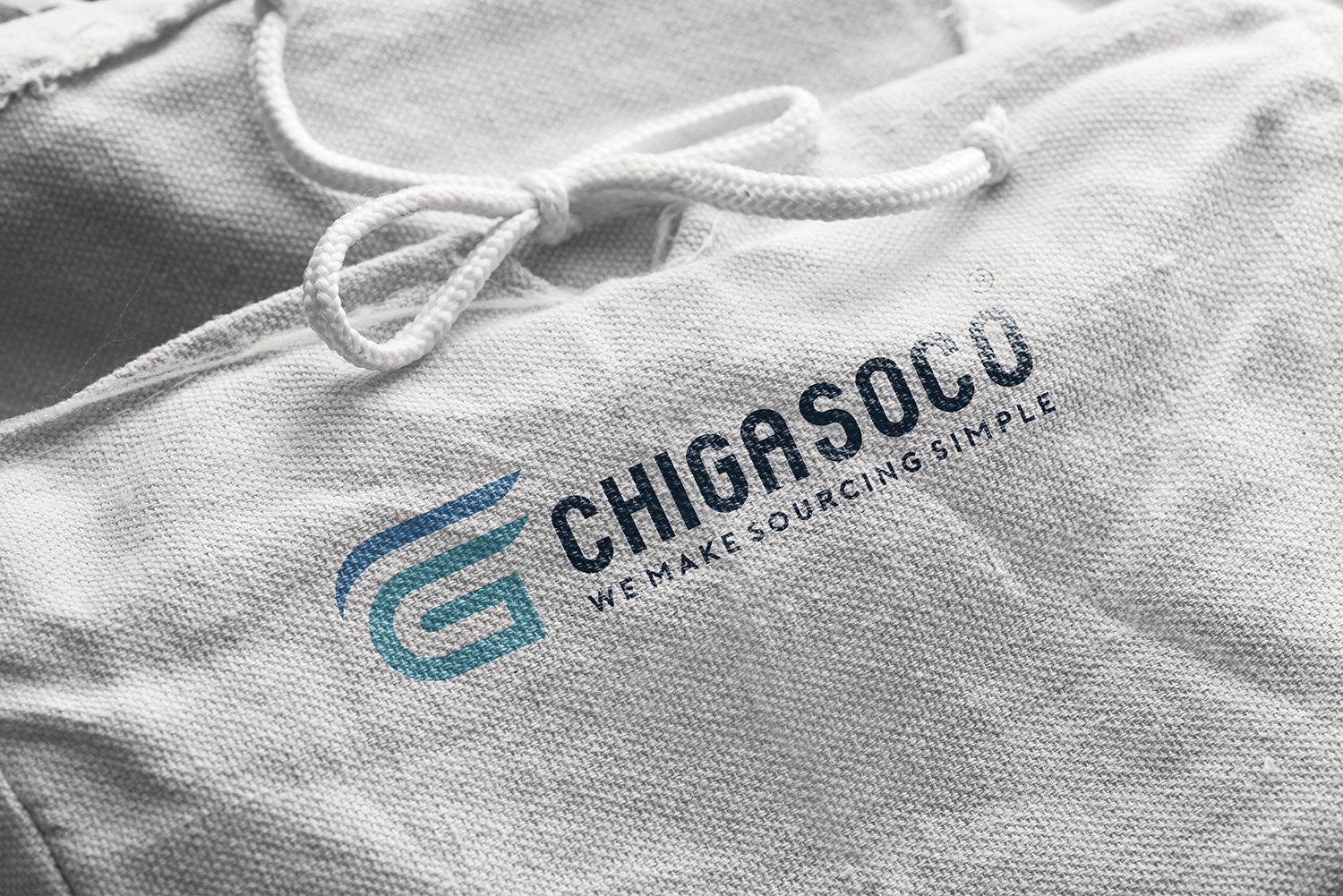 Logo Chigasoco trên nền vải sáng, ảnh cận cảnh