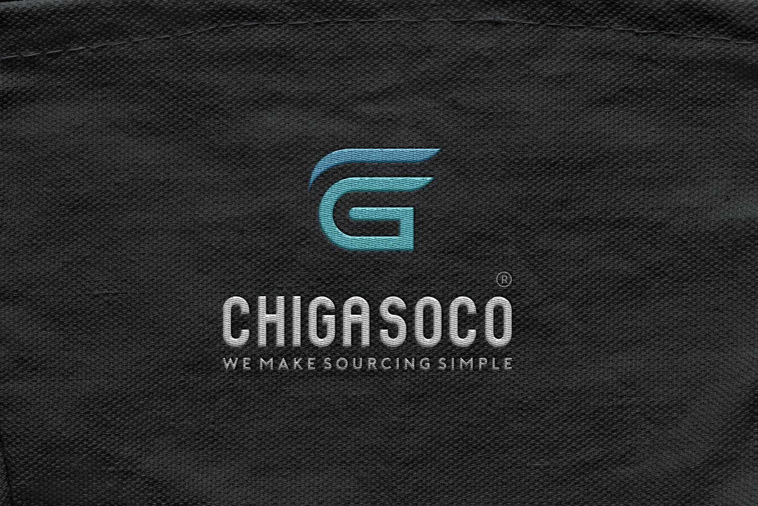 Dấu hiệu chữ G hình cánh của Chigasoco thêu nổi trên nền vải tối