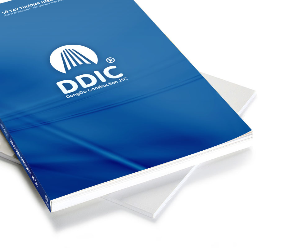Sổ tay thương hiệu DDIC bìa xanh với biểu tượng toà nhà vươn lên
