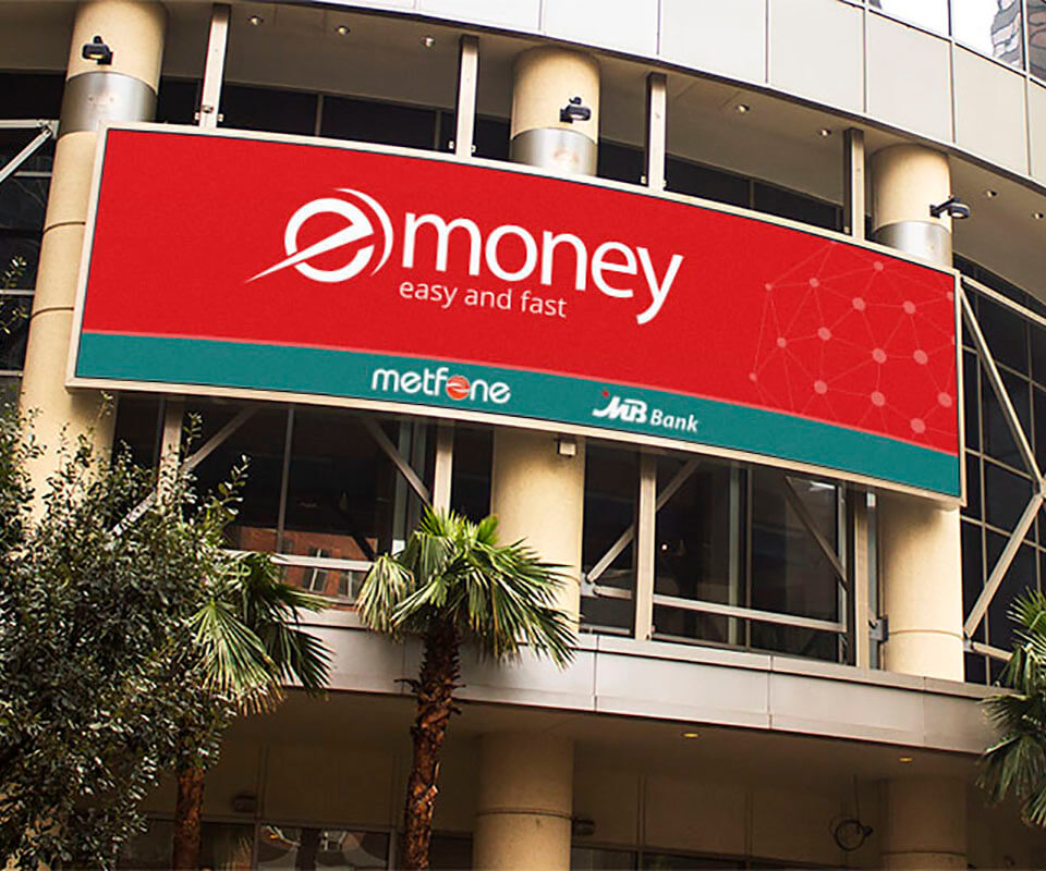 Biển quảng cáo eMoney trên mặt tòa nhà cong