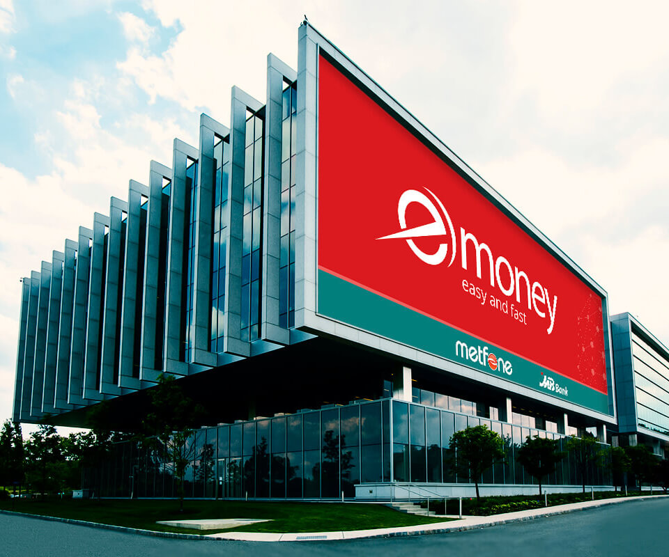 Biển quảng cáo eMoney khổ lớn trên mặt tòa nhà kính tại Campuchia