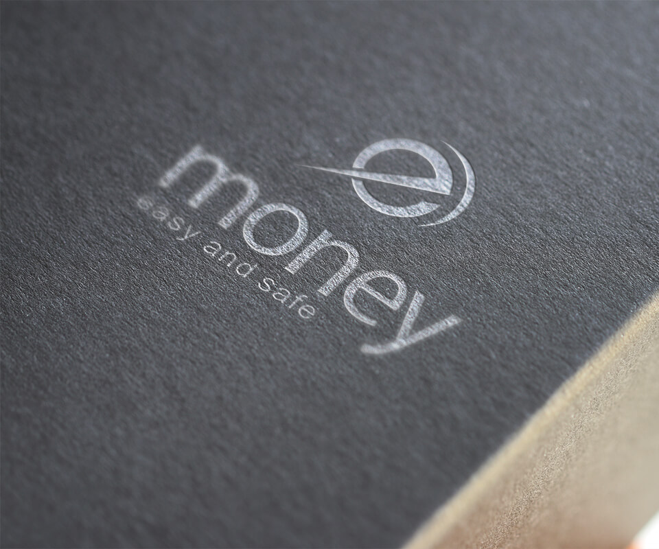 Logo eMoney ép foil bạc trên giấy đen