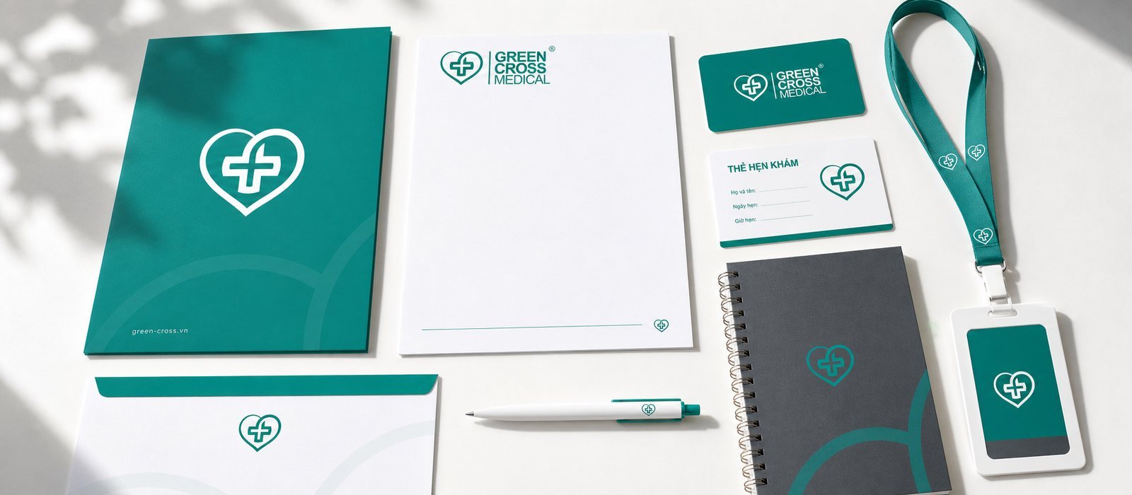 Hệ nhận diện Green Cross Medical: biểu tượng trái tim ôm chữ thập trên bộ ấn phẩm y tế