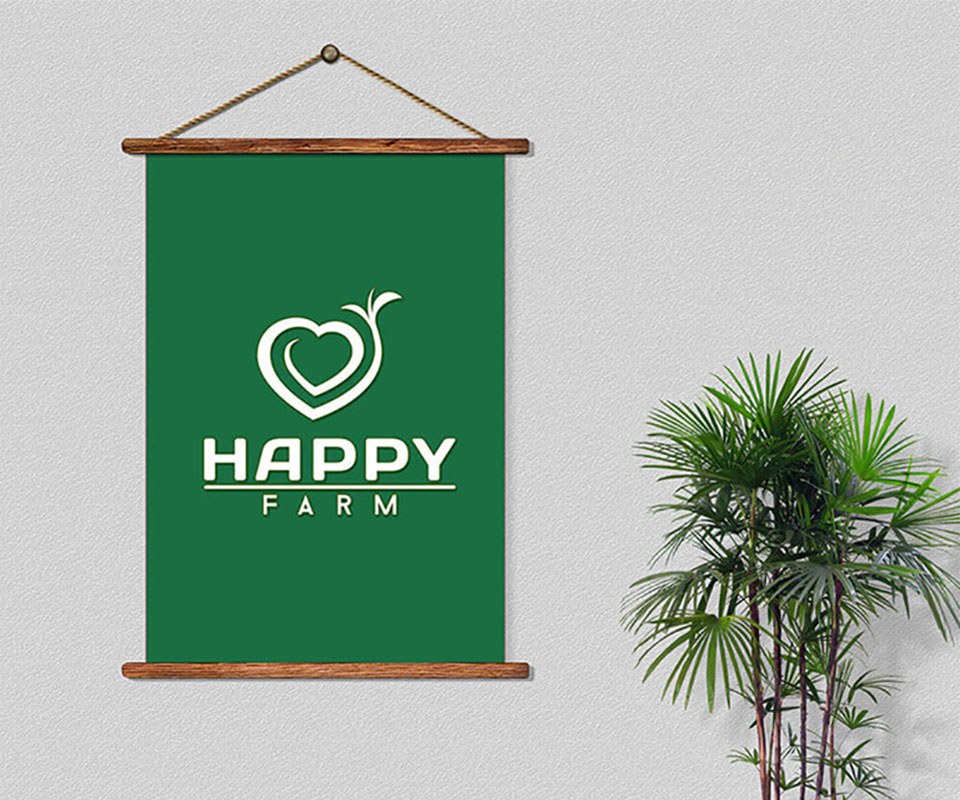 Biển treo Happy Farm với logo trái tim mọc mầm