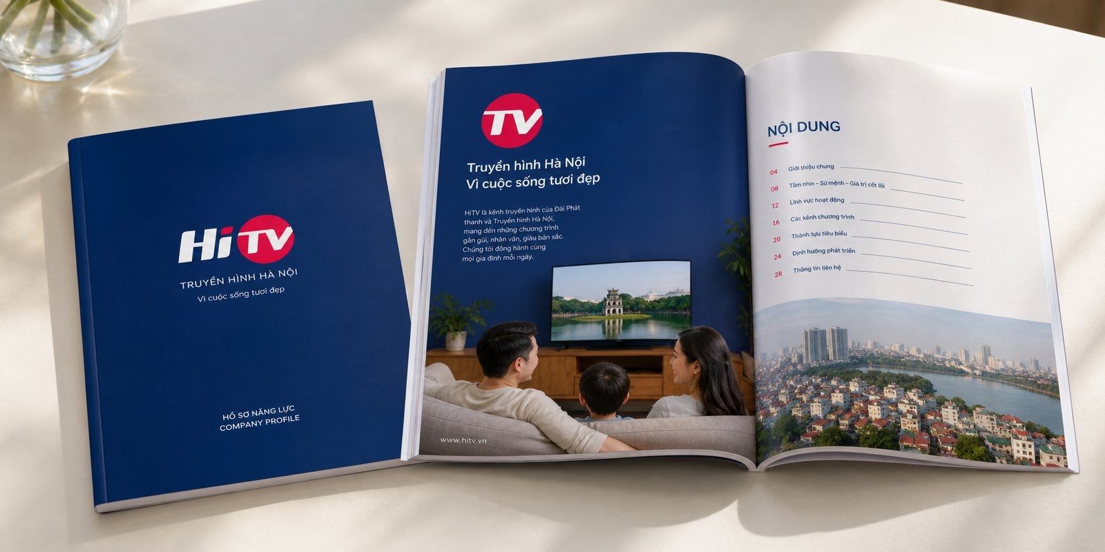 Hồ sơ năng lực HiTV mở trang bìa navy với chấm hồng và hình ảnh đời sống gia đình