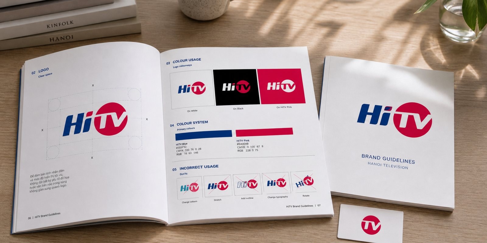 Cẩm nang quy chuẩn HiTV: logo trên nền trắng, nền đen và nền hồng thương hiệu