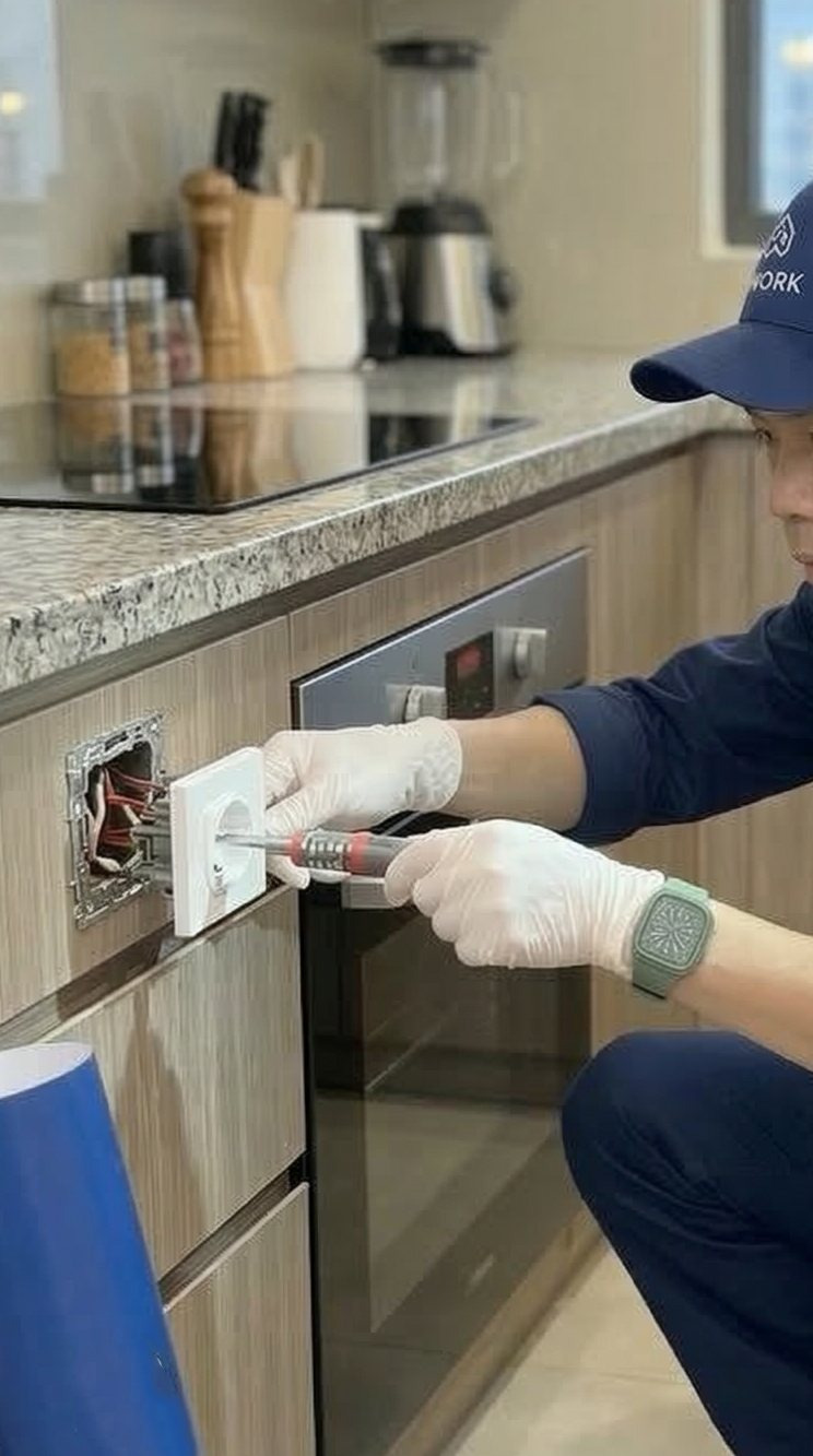 Kỹ thuật viên kythuat.work tháo ổ cắm khu bếp để kiểm tra đường điện