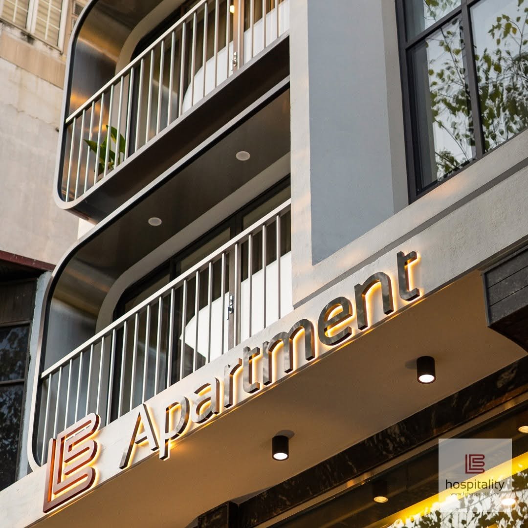 Biển hiệu mặt tiền Hàng chữ nổi LE Apartment trên mặt tiền