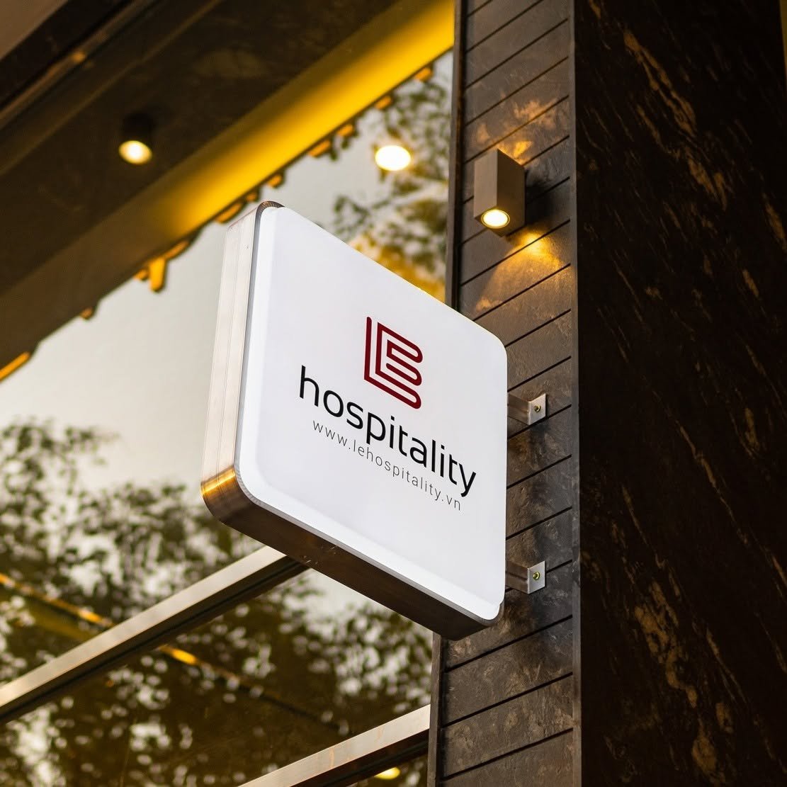 Biển hộp đèn LE hospitality trên mặt tiền căn hộ dịch vụ