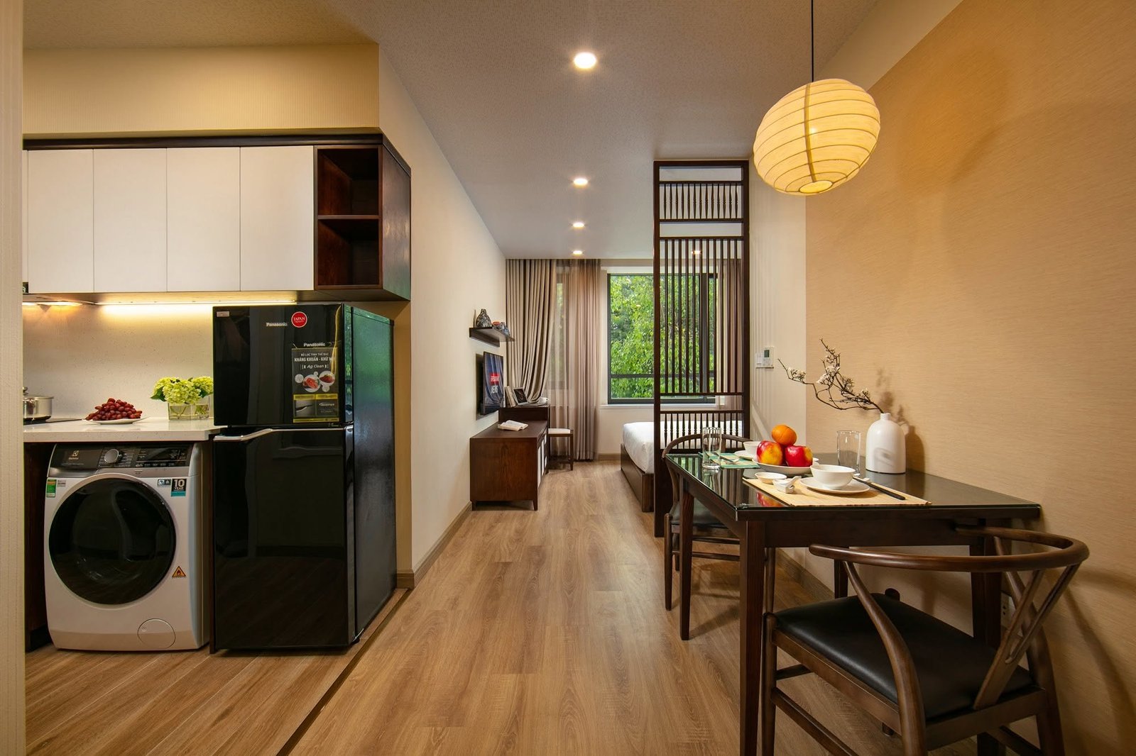 Không gian căn hộ LE Hospitality theo phong cách Nhật, gỗ ấm và đèn lồng