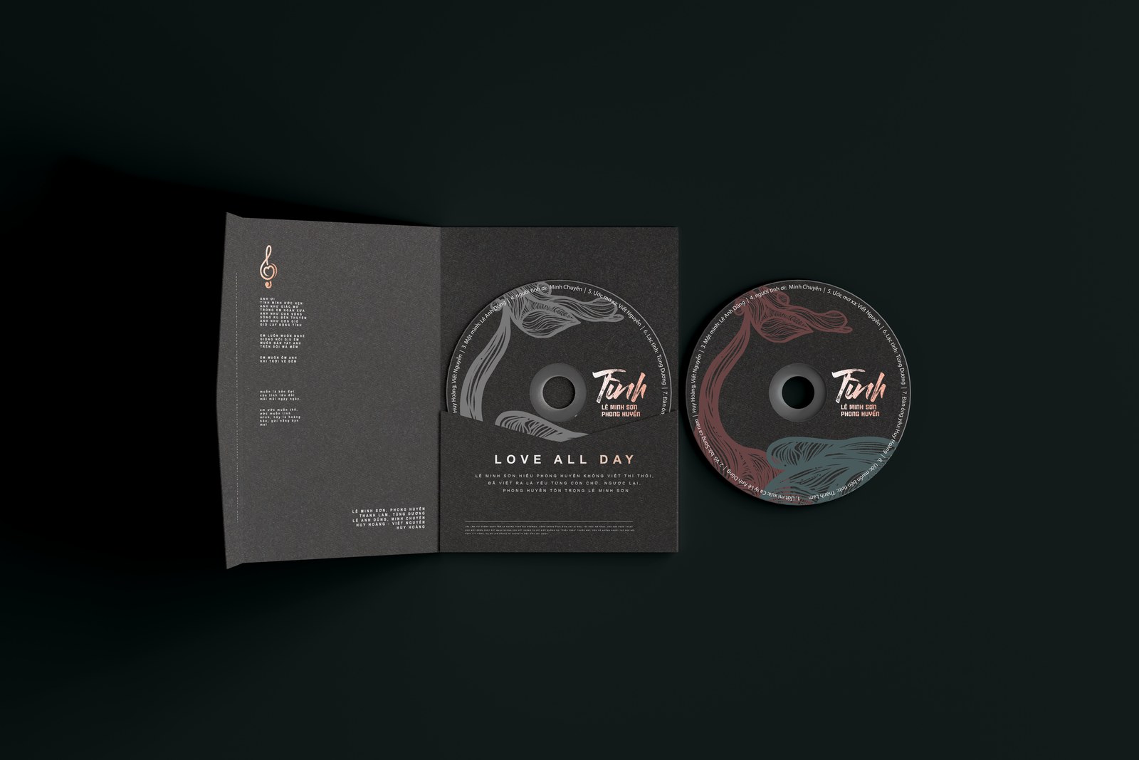 Vỏ đĩa bìa gấp album Tình mở phẳng trên nền xanh đen, bên trái in lời bài hát, bên phải là đĩa CD mang mô típ khắc nét nâu đỏ và xanh cổ vịt, cạnh đó là đĩa quà tặng