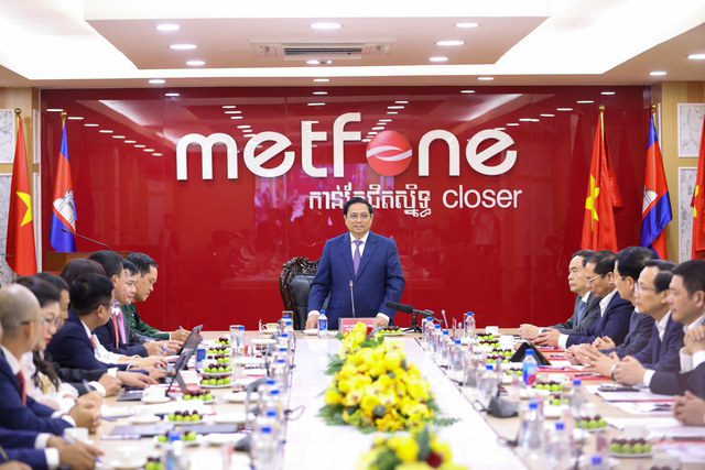 Phông nền Metfone tại buổi làm việc có cờ hai nước