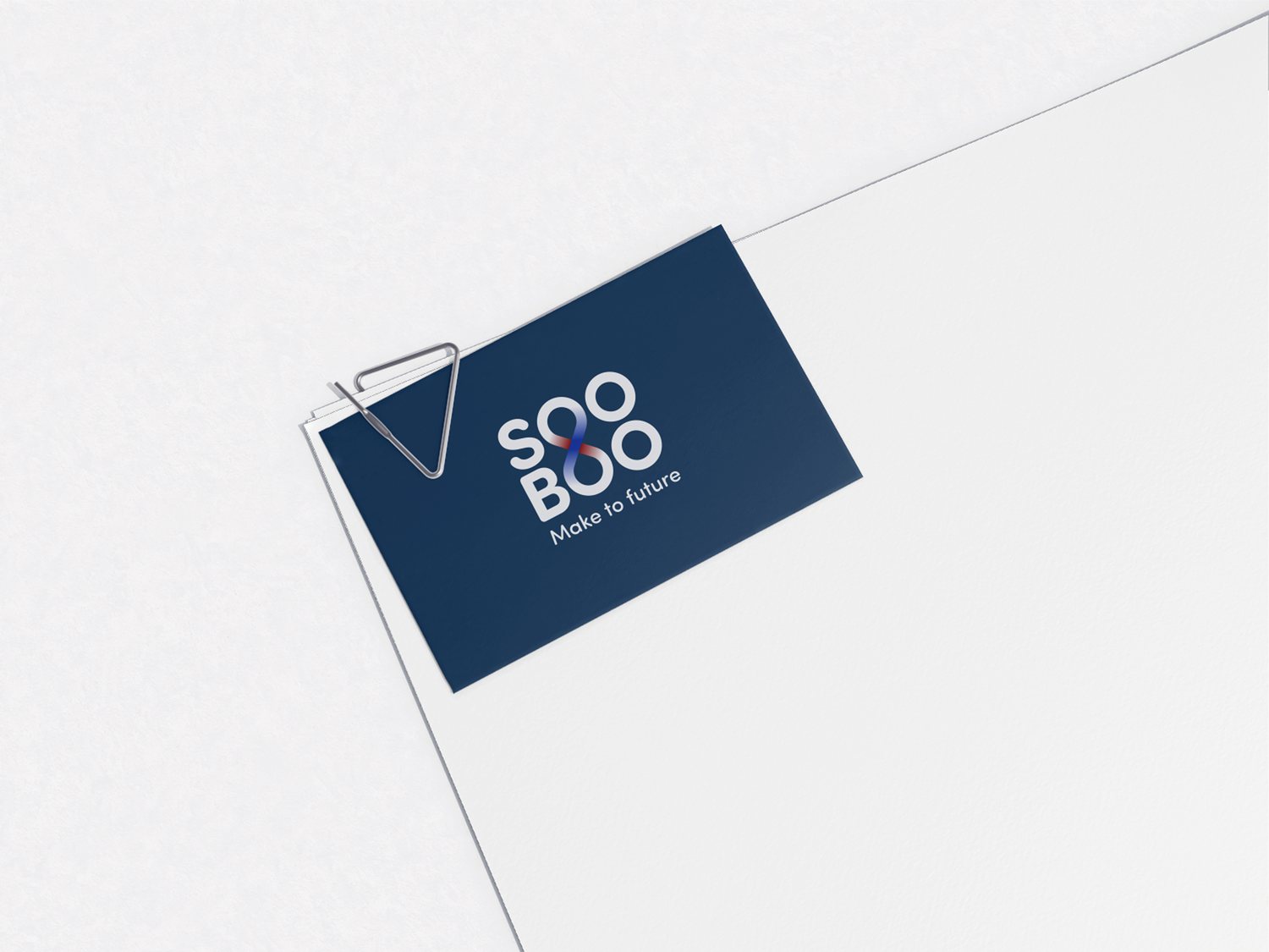 Danh thiếp Danh thiếp SOOBOO nền navy kẹp trên xấp giấy